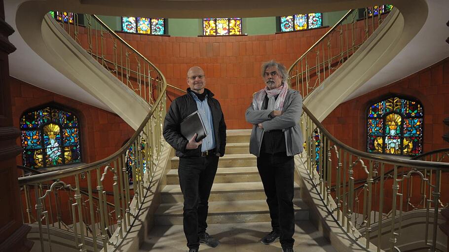 Architekt  Christian Teichmann (rechts) und  Projektleiter Erik Reitter im Treppenhaus des Foyers. Siegfried Farkas       -  Architekt  Christian Teichmann (rechts) und  Projektleiter Erik Reitter im Treppenhaus des Foyers. Siegfried Farkas