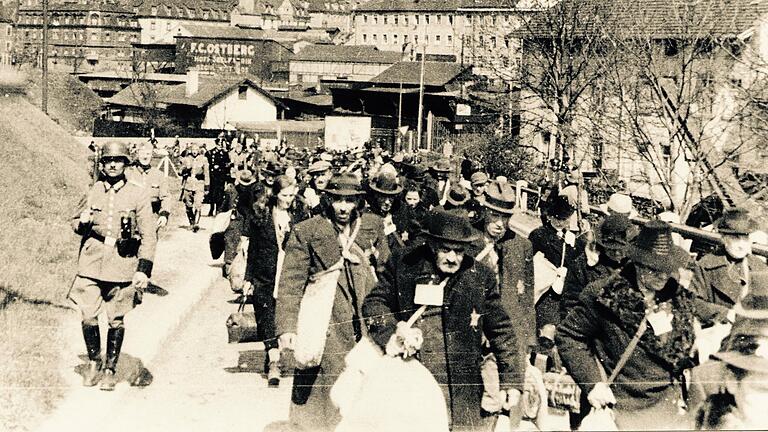 Am 25. April 1942 wurden jüdische Männer, Frauen und Kinder unter Polizeibegleitung zum Würzburger Güterbahnhof Aumühle getrieben.