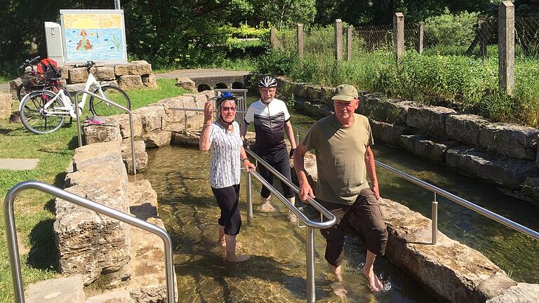 Herrlich kalt und erfrischend: Am Wassertretbecken in Mittelstreu legen Radfahrer gern eine Pause ein.