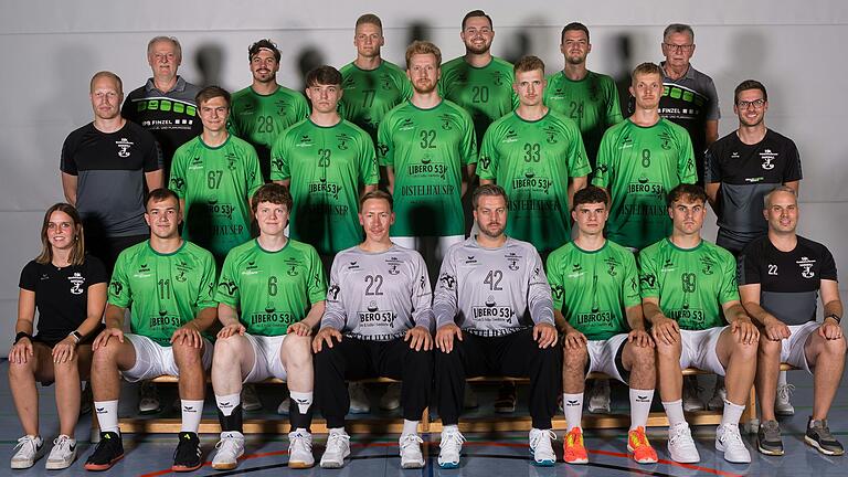 Das Team der DJK Waldbüttelbrunn für die anstehende Saison in der Handball-Regionalliga: (hinten von links) Winfried Körner (Vorstand Spielbetrieb), Sandro Gohly, Max Weber, Leon Rastner, Linus Dürr, Karl Endres (Mannschaftsverantwortlicher), (Mitte von links) Julian Bötsch (Cheftrainer), Fabian Benkert, Tom Hartmann, Linus Geis, Jan Lukas Hermann, Silas Kütt, Nico Emmerling (Co-Trainer), (vorne von links) Michelle Kiesel (Physiotherapeutin), Elias Bergmann, Lennard Karl, Max Feuerbacher, Markus Leikauf, Julius Rauch, Gustav Dannhäuser und Ferdinand Giordano de Barros (Physiotherapeut)