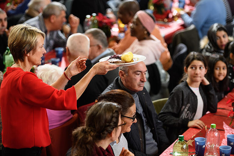 Seit 50 Jahren lädt die&nbsp;Gemeinschaft Sant'Egidio alljährlich am ersten Weihnachtsfeiertag alte, hilfsbedürftige, sozial schwache und geflüchtete Menschen zu einem großen Festmahl ein.