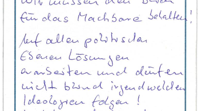 Volker Omert, Kandidat der Freien Wähler, für die Oberbürgermeisterwahl in Würzburg, fasst sein Wahlprogramm auf einem Bierdeckel zusammen.