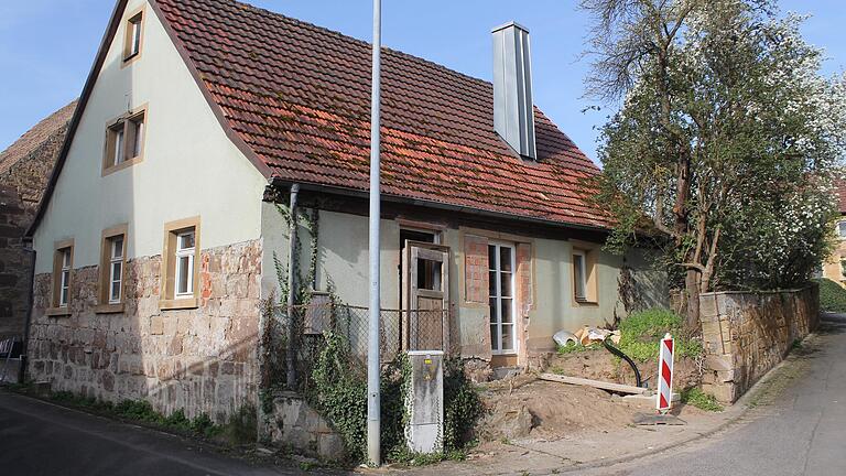 Seit zwei Jahren eine Baustelle, auf der es kaum vorwärts ging: das Anwesen Steigerwald in Brünnau in der Nähe der Mühle. Die Hartnäckigkeit des Eigentümers hat sich nun ausgezahlt. Das Haus ist tatsächlich schon 500 Jahre alt. Rechts im Garten blüht der mächtige Birnbaum, der wohl an die 200 Jahre alt ist. Seit zwei Jahren eine Baustelle, auf der es kaum vorwärts ging: das Anwesen Steigerwald in Brünnau in der Nähe der Mühle. Die Hartnäckigkeit des Eigentümers hat sich nun ausgezahlt. Das Haus ist tatsächlich schon 500 Jahre alt. Rechts im Garten blüht der mächtige Birnbaum, der wohl an die 200 Jahre alt ist.