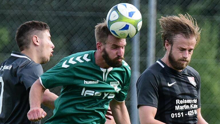 Mathias Leicht (Mitte) vom TSV Großbardorf II war für ein Tor gegen die DJK Altbessingen für den Bayerntreffer im August nominiert. Mathias Leicht (Mitte) vom TSV Großbardorf II war für ein Tor gegen die DJK Altbessingen für den Bayerntreffer im August nominiert.
