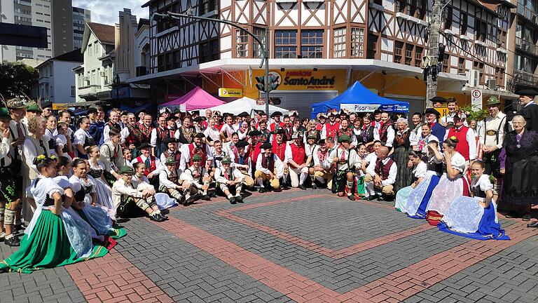 Gruppenbild der Fränkischen Trachtler zusammen mit der Blumenauer Volkstanzgruppe aus Brasilien in der Blumenauer Innenstadt.