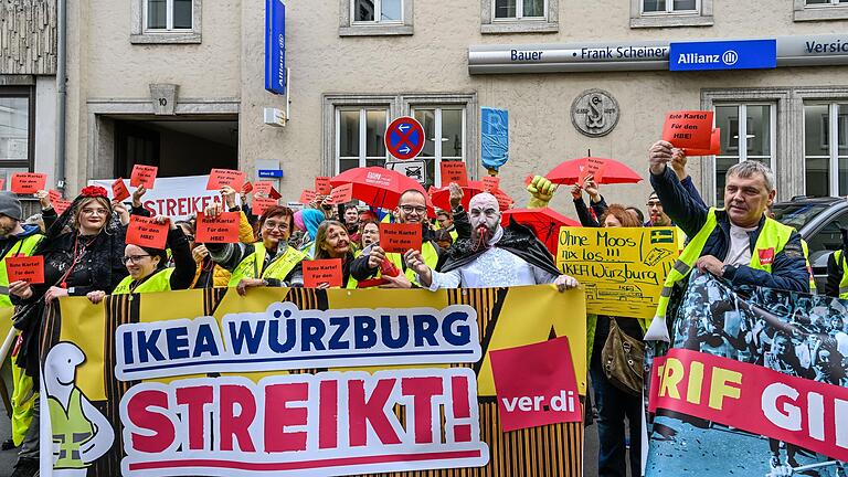 Am Dienstag demonstrierten rund 70 Beschäftigte aus dem Würzburger und Schweinfurter Handel vor dem Büro des Handelsverbands Bayern Bezirk Unterfranken in der Bahnhofstraße und erteilten ihm eine Rote Karte.