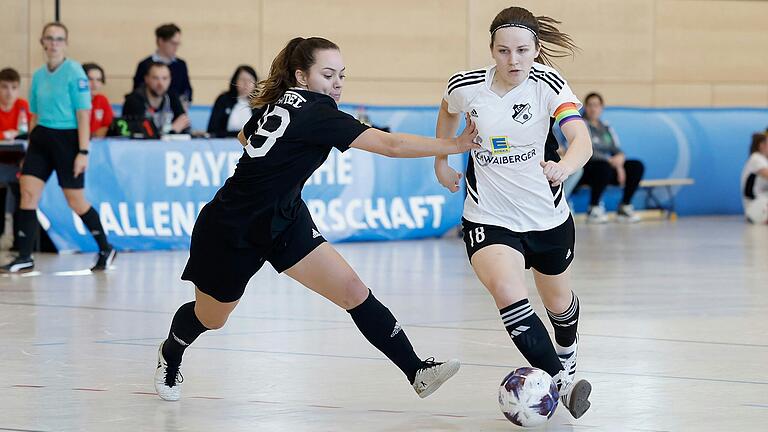 Scheut keinen Zweikampf: Jule Betz (FC 05 Schweinfurt, links) im Halbfinale der bayerischen Hallenfußball-Bezirksmeisterschaft der Frauen gegen Franziska Höllrigl (FC Ruderting).