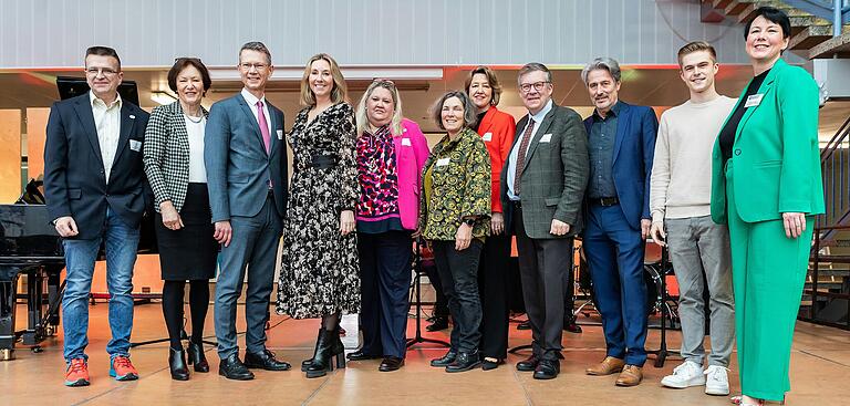 Bei der Eröffnung der Tagung der Landeselternvereinigung bayerischer Gymnasien in Schweinfurt (von links) stellvertretender LEV-Vorsitzender René Grieger, stellvertretende Landrätin Christine Bender, Oberbürgermeister Sebastian Remelé, Kultusministerin Anna Stolz, LEV-Vorsitzende Birgit Bretthauer, Landtagsabgeordnete Kerstin Celina (Bündnis 90/Die Grünen), Bundestagsabgeordnete Anja Weisgerber (CSU), Landtagsabgeordneter Volkmar Halbleib (SPD), Schulleiter Klemens Alfen, Landesschülersprecher Heinrich Ritter und Alexandra Maier, Elternbeiratsvorsitzende am Alexander-von-Humboldt-Gymnasium in Schweinfurt.