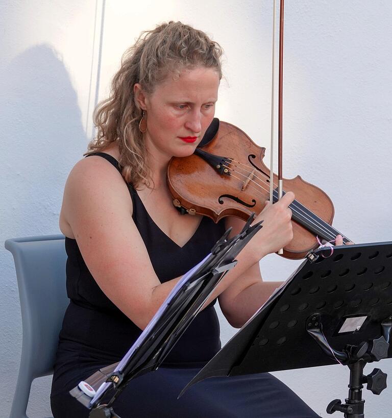 Laura von der Goltz, die Barockvioline studierte, interpretierte absolut authentisch das für die Gimpsy-Musik typische Wechselbad von extrem temperamentvollem und gefühlsbetontem Spiel und brachte so dank ihrer hochgradigen Virtuosität auf diesem Instrument die ganze Leidenschaft der Rhythmen und der fremdartig anmutenden jüdisch-osteuropäischen Klangkultur zum Ausdruck. Laura von der Goltz, die Barockvioline studierte, interpretierte absolut authentisch das für die Gimpsy-Musik typische Wechselbad von extrem temperamentvollem und gefühlsbetontem Spiel und brachte so dank ihrer hochgradigen Virtuosität auf diesem Instrument die ganze Leidenschaft der Rhythmen und der fremdartig anmutenden jüdisch-osteuropäischen Klangkultur zum Ausdruck.