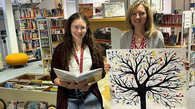 Beim Vorlesenachmittag: Lea Raab (links), die Vorleserin im BIZ, und Sylvia Büttner, die Bibliotheksleitung.