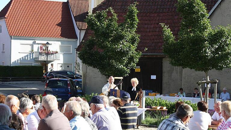 &bdquo;Zwischen den Kirchen&ldquo; wurde sich in Rödelsee ökumenischer Gottesdienst gefeiert.