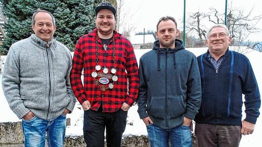 Mit 59 Punkten wurde Alexander Grünwald (Zweiter von links) als Angelkönig des Jahres 2016 von Vorsitzendem Ludwig Bühl (rechts) ausgezeichnet, dicht gefolgt von Rene Deckert (49 Punkte, nicht auf dem Bild) und Markus Beck mit 47 Punkten. Beisitzer Karl-Heinz Weber (links)  gratulierte herzlich.
