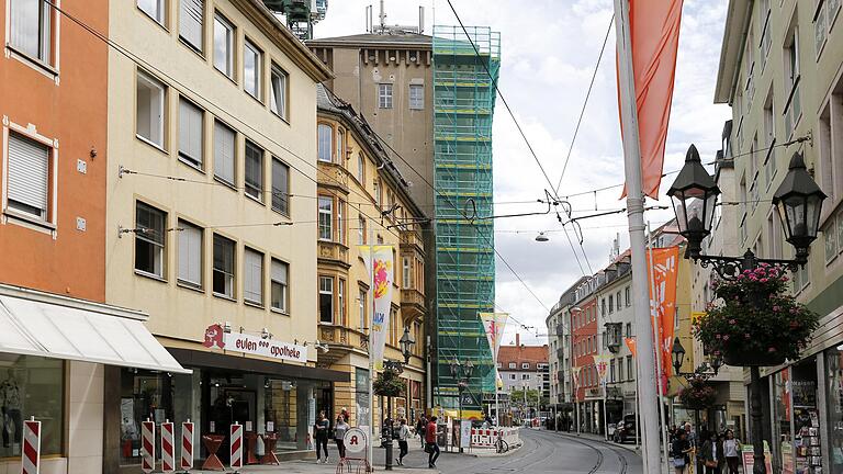 Ein gewohnter Anblick: Seit 13 Jahren ist das marode Baudenkmal Hochhaus Augustinerstraße eingerüstet und von einem grünen Sicherheitsvorhang umhüllt. Foto: Johannes Kiefer