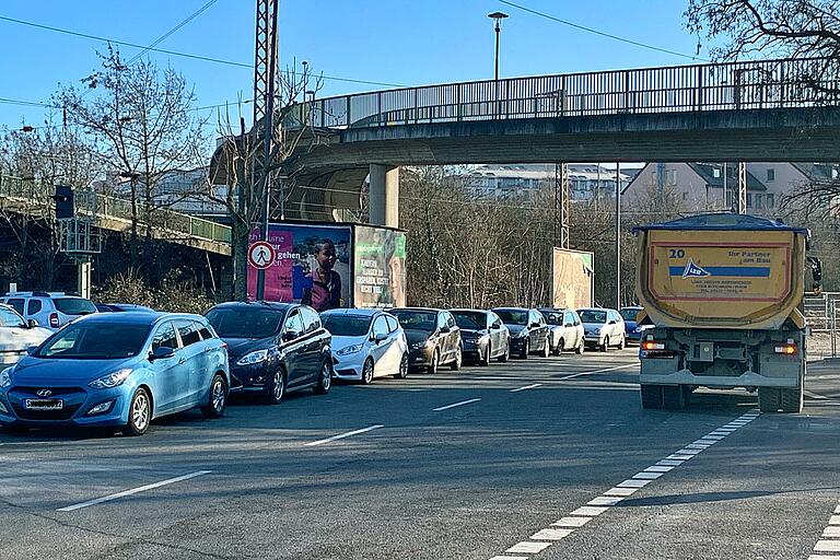 Wildes Parken unterhalb der Herrmann-Kober-Brücke: Auf der linken Seite wird es künftig 16 neue Stellplätze für die Besucher des Hauptfriedhofs geben.