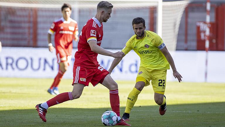 Abwehrspieler Lars Dietz, hier im August beim Testspiel gegen die Kickers im Zweikampf mit Daniel Hägele, steht offenbar vor dem Wechsel an den Dallenberg.