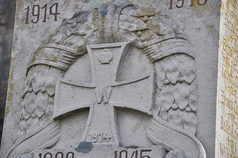 Die Kaiserkrone und das "W" für Kaiser Wilhelm ist im Eisernen Kreuz der Oberlauringer Gedenkstätte verewigt. Die Kaiserkrone und das "W" für Kaiser Wilhelm ist im Eisernen Kreuz der Oberlauringer Gedenkstätte verewigt.