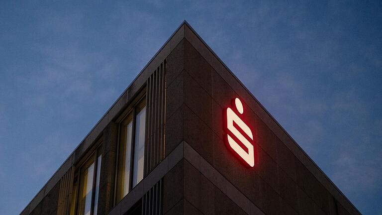 Unter Umständen wird die Sparkasse Mainfranken weitere Filialen schließen. Sicher ist, dass Stellen abgebaut werden. Unter Umständen wird die Sparkasse Mainfranken weitere Filialen schließen. Sicher ist, dass Stellen abgebaut werden.