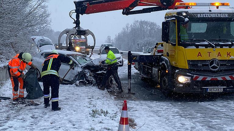 Ein schwerer Unfall ereignete sich bei Burglauer, wo ein Auto in einen Lkw prallte.