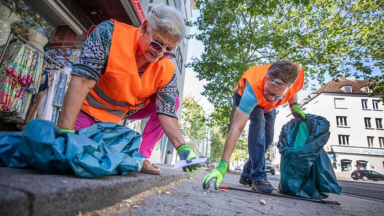 Müllsammelaktion im Gründerzeitviertel: Bürgermeisterin Sorya Lippert und Ordnungsreferent Jan von Lackum klauben Zigarettenstummel in der Luitpoldstraße zusammen. Müllsammelaktion im Gründerzeitviertel: Bürgermeisterin Sorya Lippert und Ordnungsreferent Jan von Lackum klauben Zigarettenstummel in der Luitpoldstraße zusammen.
