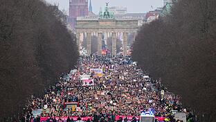 Demonstration zur Migrationspolitik - Berlin       -  Zahlreiche Menschen demonstrieren in Berlin für die 'Brandmauer', also eine Abgrenzung der Union zur AfD.