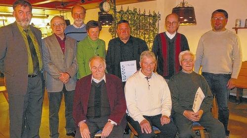 Beim Ehrenabend des TV Gerolzhofen wurden verdiente und treue Mitglieder ausgezeichnet. Im Bild (stehend von links) Vorsitzender Burkhard Dietz, Ferdinand Römmert, Karlheinz Hauck, Elisabeth Römmert, Toni Kwossek, Edgar Weigand, 2. Vorsitzender Thomas Linder; (sitzend) Ernst Wolf, Friedl König und Franz Kraus. Beim Ehrenabend des TV Gerolzhofen wurden verdiente und treue Mitglieder ausgezeichnet. Im Bild (stehend von links) Vorsitzender Burkhard Dietz, Ferdinand Römmert, Karlheinz Hauck, Elisabeth Römmert, Toni Kwossek, Edgar Weigand, 2. Vorsitzender Thomas Linder; (sitzend) Ernst Wolf, Friedl König und Franz Kraus.