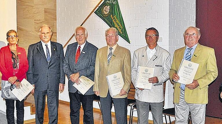Ausgezeichnet: Ehrungen nahm Rhönklub-Präsident Ewald Klüber (3. von links) bei der 125-Jahrfeier des Rhönklub-Zweigvereins Bad Königshofen vor. Unser Bild zeigt (von links) den Rhönklub-Zweigvereins-Vorsitzenden Wolfgang Schmidt, Karin Toennieshen, Rhönklub-Präsident Ewald Klüber, Josef Zintl, Günter Fuchs, Berthold Welsch, Berthold Seufert und Ewald Seyffert. Ausgezeichnet: Ehrungen nahm Rhönklub-Präsident Ewald Klüber (3. von links) bei der 125-Jahrfeier des Rhönklub-Zweigvereins Bad Königshofen vor. Unser Bild zeigt (von links) den Rhönklub-Zweigvereins-Vorsitzenden Wolfgang Schmidt, Karin Toennieshen, Rhönklub-Präsident Ewald Klüber, Josef Zintl, Günter Fuchs, Berthold Welsch, Berthold Seufert und Ewald Seyffert.