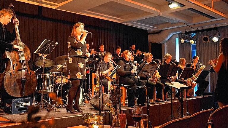 Außer dieser Perspektive gehört zur „Dead Horse Big Band“ mit Dirigentin Anna Albu (rechts) und Sängerin Magdalena Langhammer (am Mikro) noch eine grandiose Rhythmus-Gruppe.FOTO: Karin Nerche-Wolf Außer dieser Perspektive gehört zur „Dead Horse Big Band“ mit Dirigentin Anna Albu (rechts) und Sängerin Magdalena Langhammer (am Mikro) noch eine grandiose Rhythmus-Gruppe.FOTO: Karin Nerche-Wolf