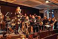 Außer dieser Perspektive gehört zur &bdquo;Dead Horse Big Band&ldquo; mit Dirigentin Anna Albu (rechts) und Sängerin Magdalena Langhammer (am Mikro) noch eine grandiose Rhythmus-Gruppe.FOTO: Karin Nerche-Wolf