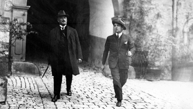 Ernst und Willy Sachs im Hof von Schloss Mainberg. Ernst und Willy Sachs im Hof von Schloss Mainberg.