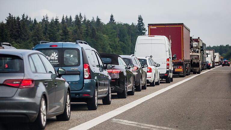 Stau       -  Autos stauen sich auf einer Autobahn. Auch am Gotthard- und Bernardino-Tunnel wird es an Pfingsten 2023 voraussichtlich zu Staus kommen.