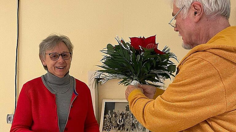 Heinz Schwaiger, der 2. Vorsitzende der AWO Lohr, ehrte Angela Brehm für 25 Jahre Mitgliedschaft.