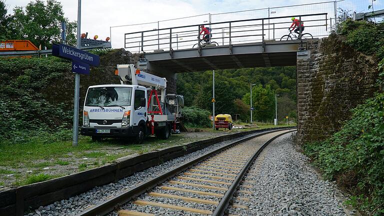 Die Bahnbrücke der Saaletalbahn an der Roßmühle wird mit Stahlträgern verstärkt.