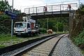 Die Bahnbrücke der Saaletalbahn an der Roßmühle wird mit Stahlträgern verstärkt.