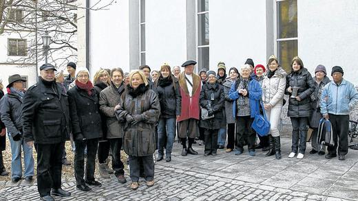 Letztes Hotelschiff für 2011: Zum Jahresabschluss legte die Amaverde am Donnerstag mit Gästen aus Australien in Kitzingen an. Nach Stadtführung und Shoppingtour begrüßten Tourismuschef Walter Vierrether, Dieter Märkert als englischer Hofrat sowie die Weinprinzessinnen Carolin (Nenzenheim), Michelle (Hüttenheim), Regina (Albertshofen) und Siedlerkönigin Melanie die Teilnehmer der Weinprobe am Landratsamt (Foto). Die Führungen für die Besucher aus Übersee sind 2011 in Kitzingen zur festen Einrichtung geworden.