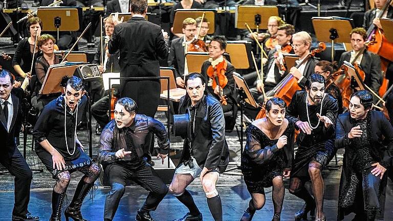 Auftakt mit Perlenketten und Strapsen! Bei der Revue zur Session 2016/17 bieten der Herrenchor und Solisten einen Vorgeschmack auf Meyerbeers 'Die Hugenotten'. Auftakt mit Perlenketten und Strapsen! Bei der Revue zur Session 2016/17 bieten der Herrenchor und Solisten einen Vorgeschmack auf Meyerbeers 'Die Hugenotten'.
