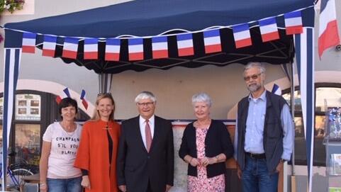 Gäste aus Bad Königshofens langjähriger Partnerstadt Montcornet.&nbsp;Direkt vor dem Rathaus wird Bürgermeister Guy le Provost &nbsp;zusammen mit Marie-Odile Leclere die Spezialitäten seiner &nbsp;Region anbieten.