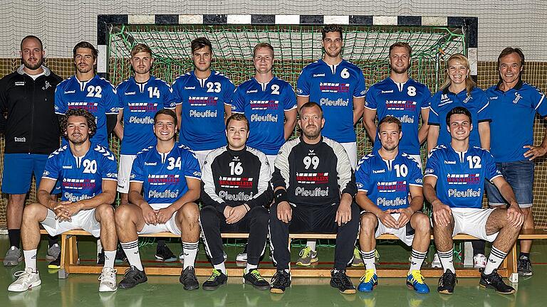 Mit diesem Team gehen die Handballer des SV Michelfeld das erste Jahr in der Landesliga an: (hinten von links) Betreuer Sebastian Holler, Spielertrainer Maximilian Häckner, Marius Olbrich, Lukas Möslein, Moritz Unser, Sebastian Krapf, Thorsten Holler, Physiotherapeutin Anika Kleinlein, Vorsitzender Harald Dennerlein; (vorne von links) Dominic Faustmann, Lukas Dennerlein, Marcel Ludwig, Matthias Meckelein, Jürgen Dennerlein und Christoph Schardt. Zur Mannschaft gehören auch Markus Reinhart, Janis Bardon und Betreuer Volker Fries.