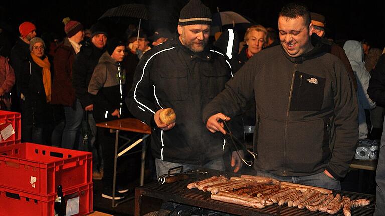 Heiß begehrt waren die Bratwürste bei der Waldweihnacht der Evangelischen Landjugend an der ehemaligen Grenze.