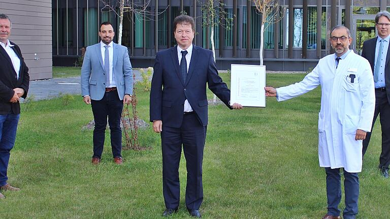 Elmar Stegmeier von der Stiftung Schlaganfall-Hilfe überreichte im Rahmen einer Feierstunde die Urkunde an den neuen Regionalbeauftragten Dr. med. Hassan Soda, Chefarzt der Klinik für Akutneurologie und Neurologische Intensivmedizin am Rhön-Klinikum Campus Bad Neustadt. Mit auf dem Bild (von links): BRK-Kreisgeschäftsführer Ralf Baumeister, Bad Neustadts Bürgermeister Michael Werner und Jochen Bocklet, Geschäftsführender Direktor am Rhön-Klinikum.