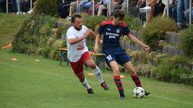 Szene aus dem Endspiel 2019 zwischen dem TSV Neuhütten-Wiesthal und der TG Höchberg: Neuhüttens Christian Kunkel (links) setzt an der Seitenauslinie gegen den Höchberger Ramon Schmitt nach. Szene aus dem Endspiel 2019 zwischen dem TSV Neuhütten-Wiesthal und der TG Höchberg: Neuhüttens Christian Kunkel (links) setzt an der Seitenauslinie gegen den Höchberger Ramon Schmitt nach.