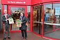 Über 700 solcher Tüten konnten gefüllt mit haltbaren Lebensmitteln vom Rewe-Center an die Tafel Höchberg übergeben werden. Im Bild Centerleiter Marco Gredigk und Magdalena Roßbach, Vorsitzende der Höchberger Tafel.