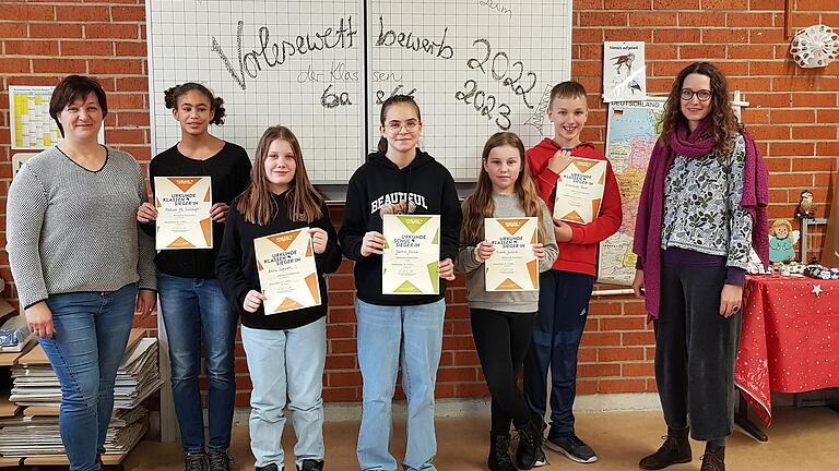 Im Bild freuen sich die Schulsiegerin im Vorlesen mit den Klassenlehrerinnen sowie den Zweitplatzierten (von links)&nbsp;Gerlitta Brunner, Madison Mc Cullough, Amira Sichwart, Jazmin Virlics , Ciara Lucius, Sebastian Bauer und Theresia Trunk.