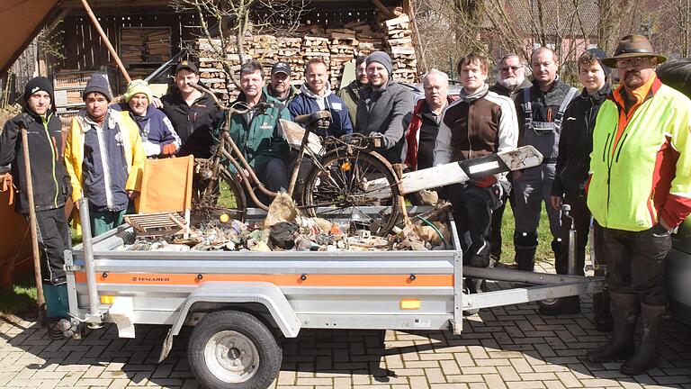 Mitglieder des Sportanglervereins Gollachtal befreiten Gollach und Steinach im Bereich der gepachteten Abschnitte von Müll.