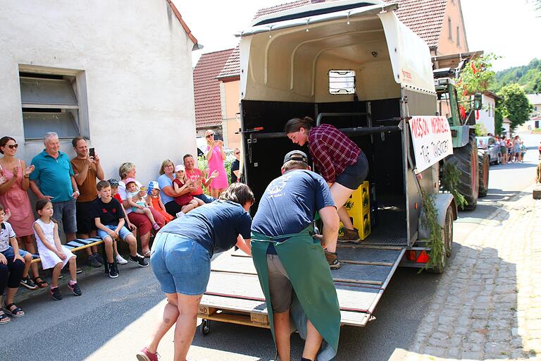 Impressionen von der Ebersbrunner Kirchweih 2023. - Nach 15 Jahren gab es endlich wieder einen Kirchweihumzug in Ebersbrunn. Die Kirchweihpredigt pausierte fast 10 Jahre. Heuer gab es ein komplettes und sehr erfolgreiches Comeback von Umzug und Predigt bei der Ebersbrunner Kerwa – eine große Freude für alle.