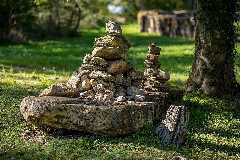 An der Ruine der Michelskapelle, die von vielen kleinen, steinernen Kunstwerken umrahmt wird.