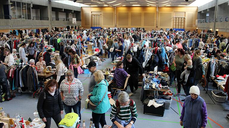 Kurz nach der Öffnung der Halle bummelten Schnäppchenjäger durch die bunt gemischten Stände des Lions Family Basar in Lauda.