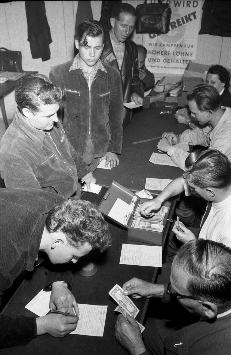 Gewerkschaftsbeauftrage zahlen die Streikgelder aus. - Aufnahme vom August 1954 MP Gewerkschaftsbeauftrage zahlen die Streikgelder aus. - Aufnahme vom August 1954 MP