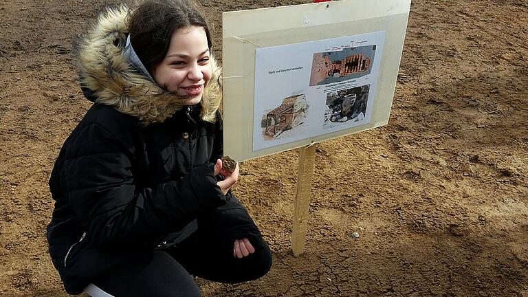 Archäologische Ausgrabungen in Fuchsstadt. Schüler der Wilhelm Sattler Realschule aus Schweinfurt erhielten einen Einblick in die Arbeit der Archäologen und Funde. Archäologische Ausgrabungen in Fuchsstadt. Schüler der Wilhelm Sattler Realschule aus Schweinfurt erhielten einen Einblick in die Arbeit der Archäologen und Funde.