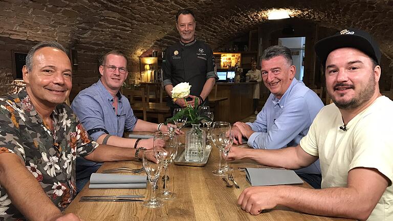 Gruppenbild mit fünf Wirten in der Gutsschänke Hühnerhof im hessischen Gründau: (von links) Dirk Peter Fischer ('Michel &amp; Friends Hotel Franziskushöhe', Lohr), Thomas Gsell ('Sthoka', Karlstadt), Stefan Schwedt ('Gutsschänke Hühnerhof', Gründau), Otto Hoh ('Bestenheider Stuben', Wertheim) und Markus Schubertrügemer ('Hotvolee', Marktheidenfeld).