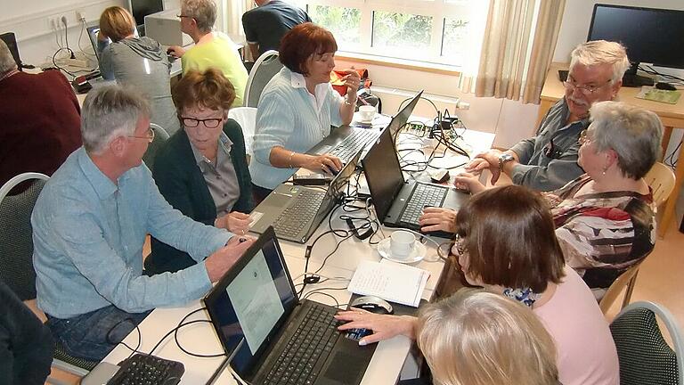 Der &bdquo;Virtuelle Stammtisch&ldquo; ersetzt während der Einschränkungen durch die Corona-Pandemie das Internetcafé im Seniorenzentrum St. Thekla in Würzburg.